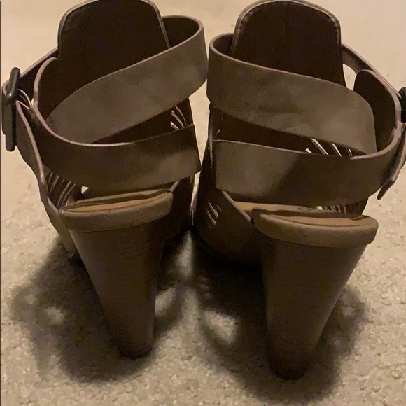 Heart in D Sandal - Picture 2 of 3